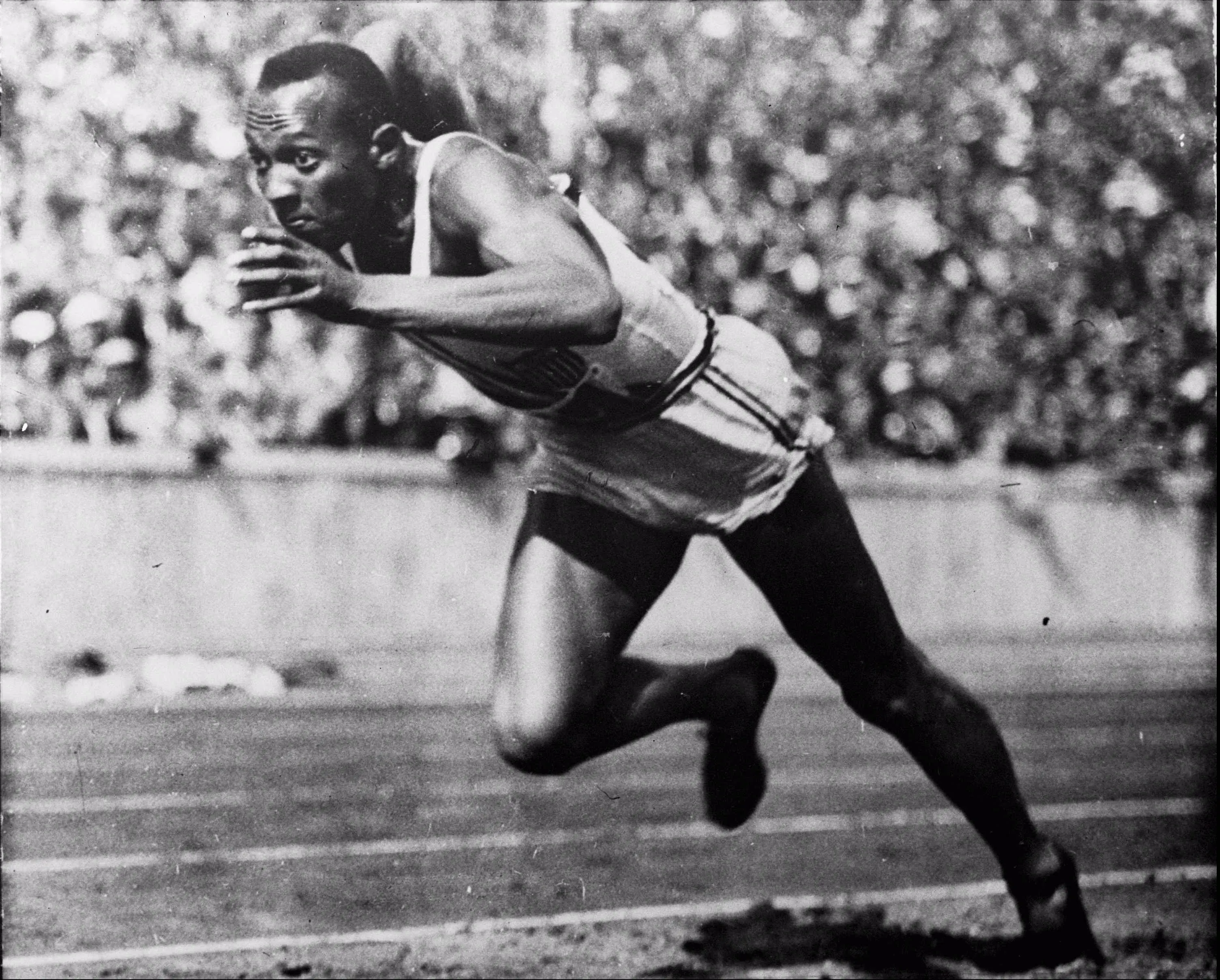 Jesse Owens sprinting
