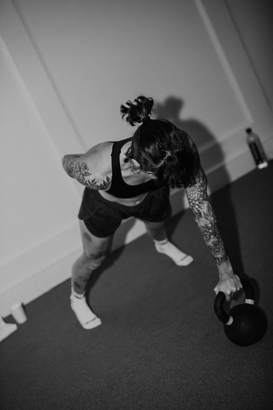 Single-arm plank and kettlebell row drill for runner anti-rotation core strength